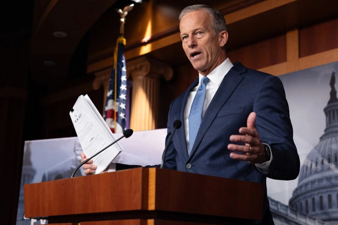 El líder de la mayoría del Senado, John Thune (republicano por Dakota del Sur), habla durante una conferencia de prensa en el décimo día del cierre gubernamental en el Capitolio de los Estados Unidos en Washington, D.C., el 10 de octubre de 2025. (Anna Rose Layden/Getty Images)