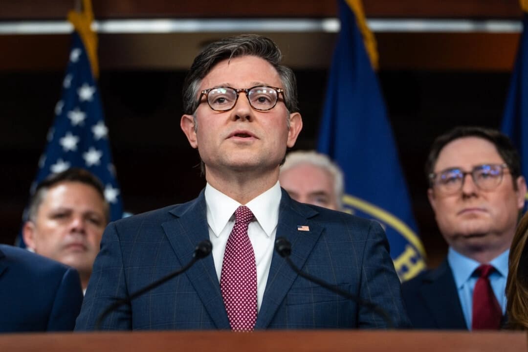 El presidente de la Cámara de Representantes, Mike Johnson (R-La.), acompañado por otros republicanos de la Cámara, habla durante el decimoquinto día del cierre del gobierno en una conferencia de prensa en el Capitolio, en Washington, el 15 de octubre de 2025. (Madalina Kilroy/The Epoch Times)