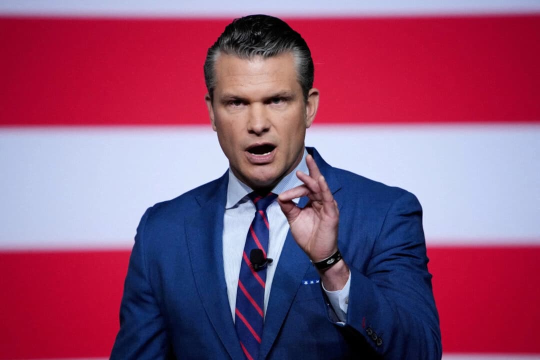 El secretario de Guerra de Estados Unidos, Pete Hegseth, se dirige a altos mandos militares en la base del Cuerpo de Marines de Quantico, en Virginia, el 30 de septiembre de 2025. (Andrew Harnik/Pool vía Reuters).