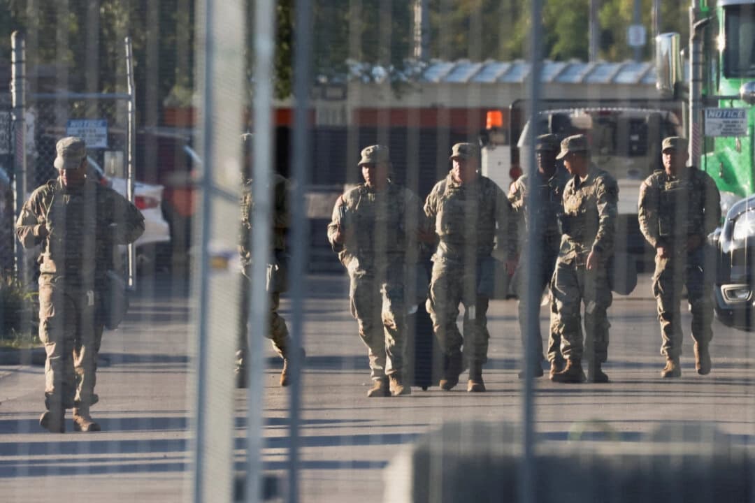 Miembros de la Guardia Nacional caminan en las instalaciones de Broadview del Servicio de Inmigración y Control de Aduanas (ICE) de Estados Unidos en Chicago, Illinois, el 9 de octubre de 2025. (Jeenah Moon/Reuters)