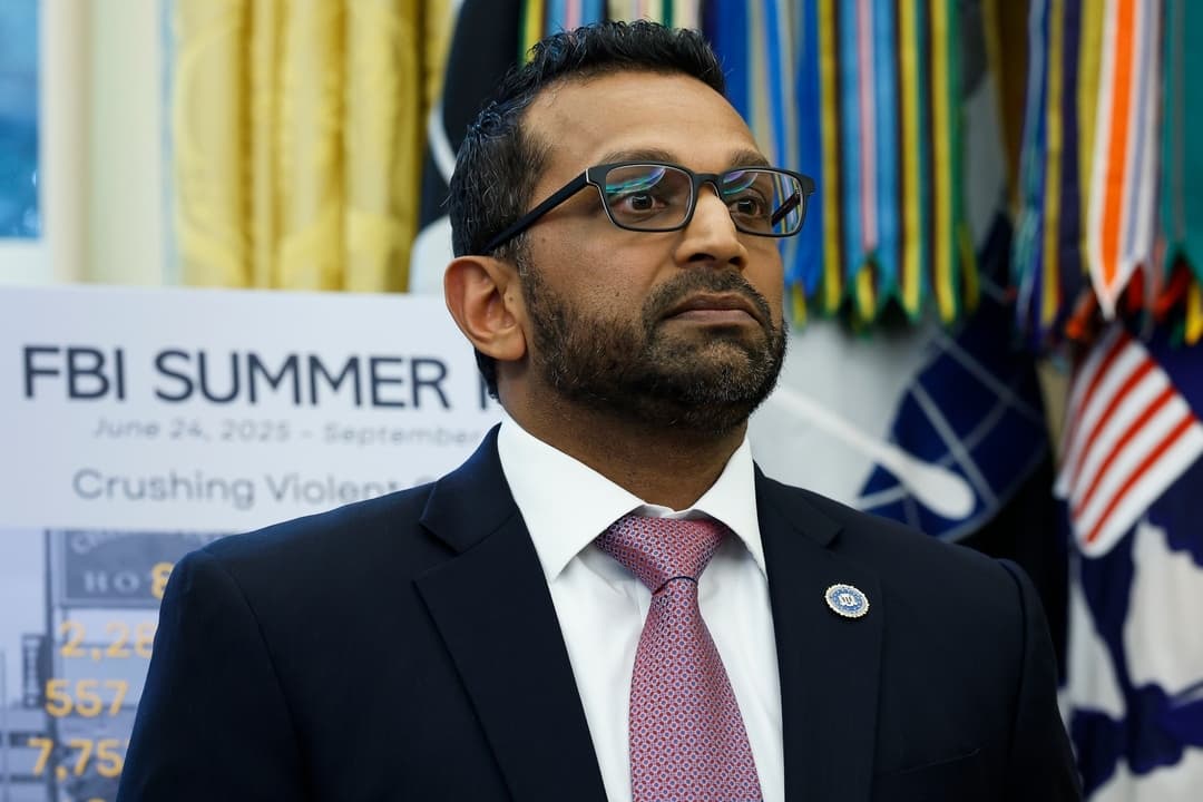 El director de la Oficina Federal de Investigaciones (FBI), Kash Patel, observa mientras el presidente Donald Trump habla durante una conferencia de prensa en el Despacho Oval de la Casa Blanca en Washington, el 15 de octubre de 2025. (Kevin Dietsch/Getty Images)