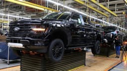 Trump aplicará aranceles del 25 % a importaciones de camiones medianos y pesados