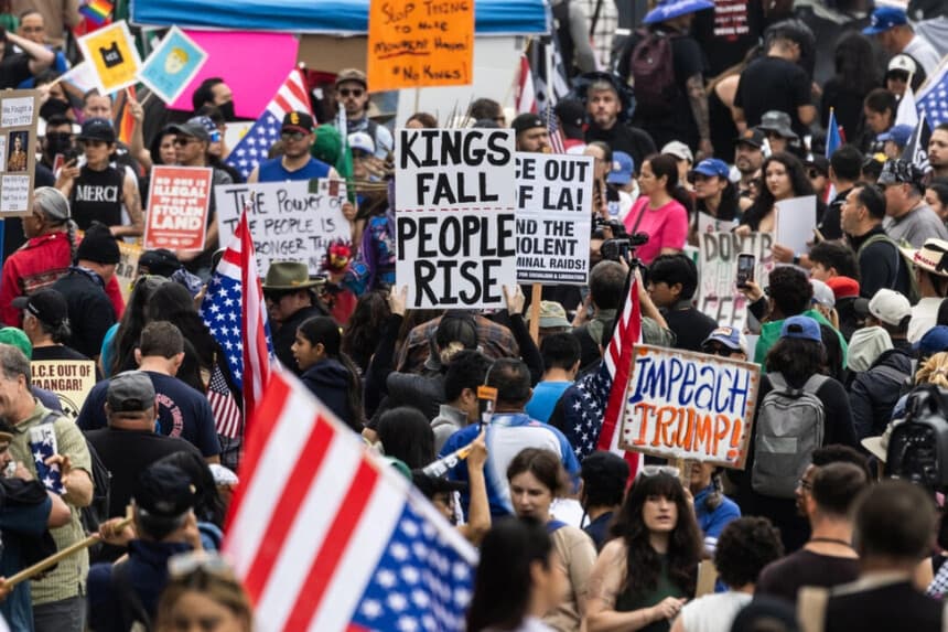 Manifestaciones nacionales "No a los reyes" inician con simbólica protesta en Minnesota