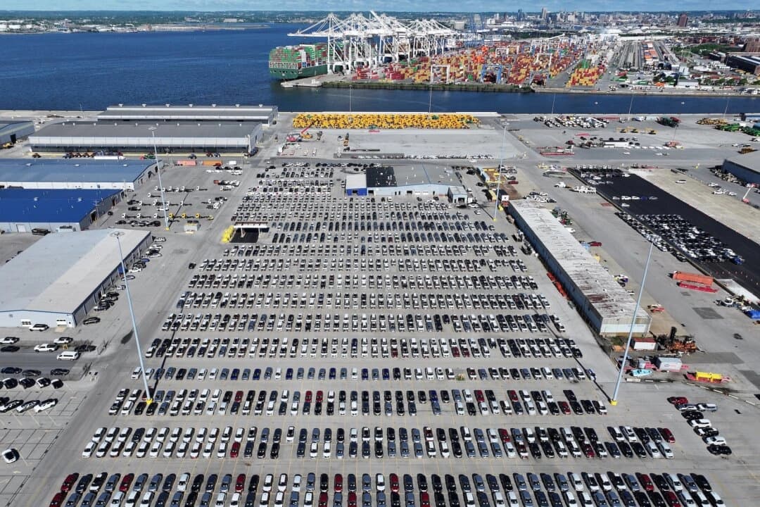 Automóviles aparcados en el muelle de importación del puerto de Baltimore, en Baltimore, Maryland, el 7 de mayo de 2025. (Win McNamee/Getty Images)