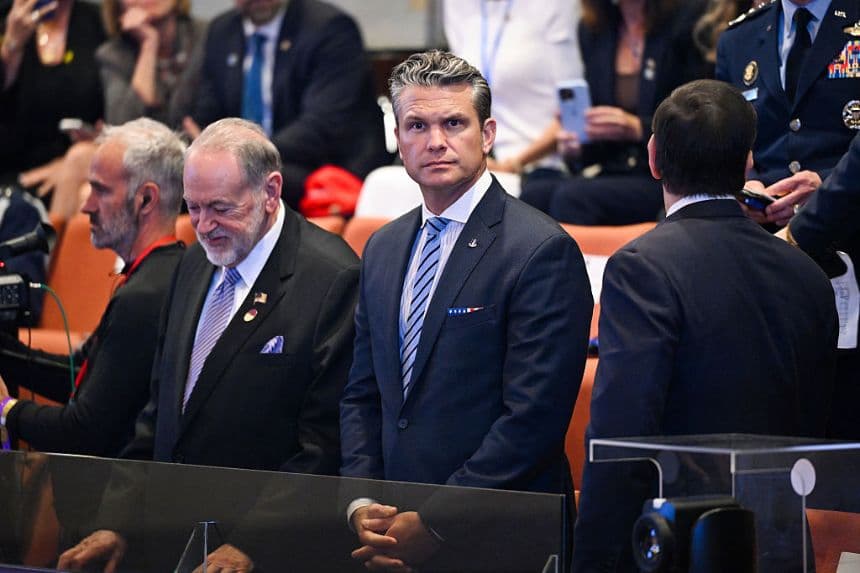 El embajador de Estados Unidos en Israel, Mike Huckabee, y el secretario de Defensa, Pete Hegseth, en la Knesset, el Parlamento israelí, el 13 de octubre de 2025 en Jerusalén. (Kenny Holston - Pool/Getty Images)