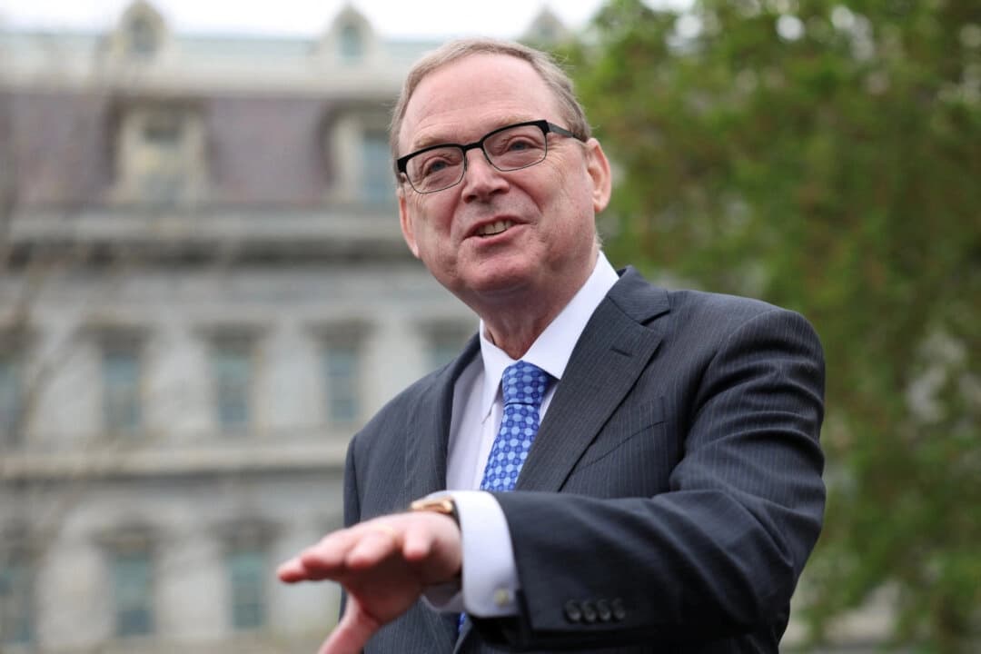 El director del Consejo Económico Nacional, Kevin Hassett, habla con periodistas en la Casa Blanca en Washington el 14 de abril de 2025. (Reuters/Kevin Lamarque/Foto de archivo)