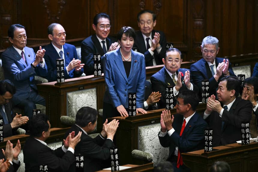 La presidenta del Partido Liberal Democrático (PLD), Sanae Takaichi, se pone de pie para agradecer los aplausos tras ser elegida nueva primera ministra de Japón durante una sesión extraordinaria de la Cámara Baja del Parlamento en Tokio el 21 de octubre de 2025. (Philip Fong/AFP vía Getty Images).