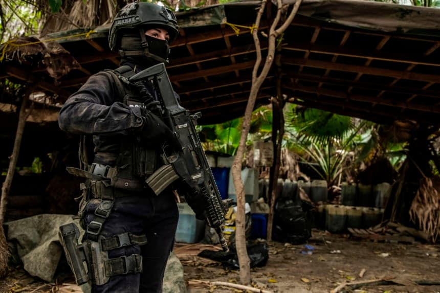 Imagen ilustrativa: Un oficial de la policía estatal de Sinaloa trabaja durante el desmantelamiento de uno de los tres laboratorios clandestinos productores de drogas sintéticas, principalmente metanfetamina, en El Dorado, estado de Sinaloa, México, el 4 de junio de 2019. (RASHIDE FRIAS/AFP via Getty Images)