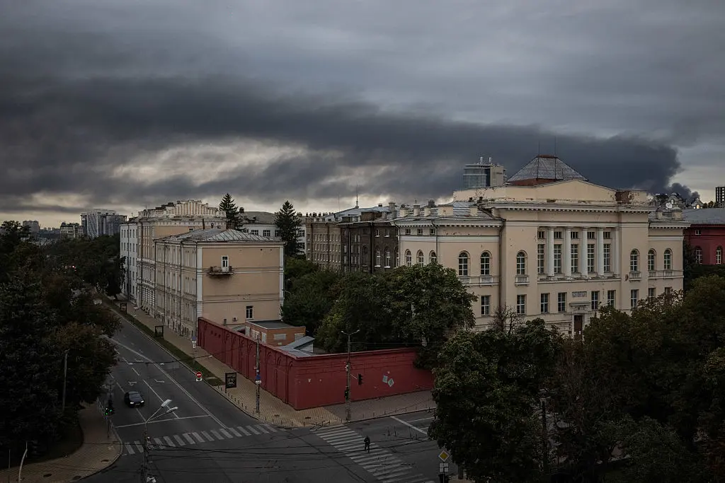 Se ve humo elevándose sobre el centro de Kiev tras un ataque ruso el 28 de septiembre de 2025 en Kiev, Ucrania. (Ed Ram/Getty Images)