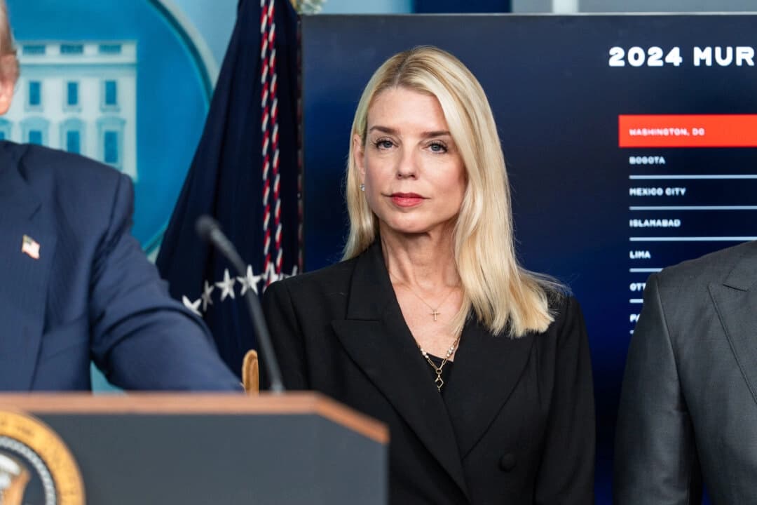 La fiscal general Pam Bondi en una rueda de prensa en la Casa Blanca el 11 de agosto de 2025. (Madalina Kilroy/The Epoch Times).