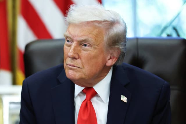 El presidente Donald Trump en la Oficina Oval de la Casa Blanca en Washington, D.C., el 21 de octubre de 2025. (Anna Moneymaker/Getty Images)
