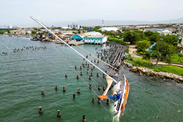 Un barco dañado por el huracán Beryl yace volcado en un muelle de Kingston, Jamaica, el 4 de julio de 2024. (Leo Hudson/AP Photo)