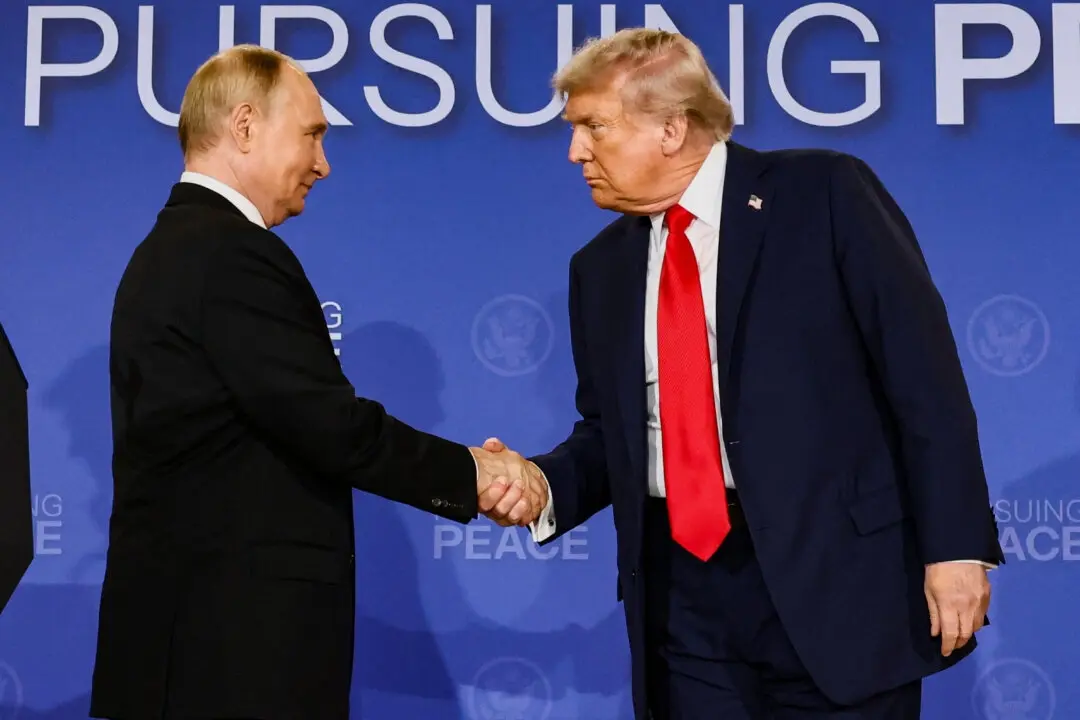 El presidente estadounidense, Donald Trump, y el presidente ruso, Vladimir Putin, se dan la mano durante una rueda de prensa tras su reunión para negociar el fin de la guerra en Ucrania, en la Base Conjunta Elmendorf-Richardson, en Anchorage, Alaska, el 15 de agosto de 2025. (Kevin Lamarque/Reuters)