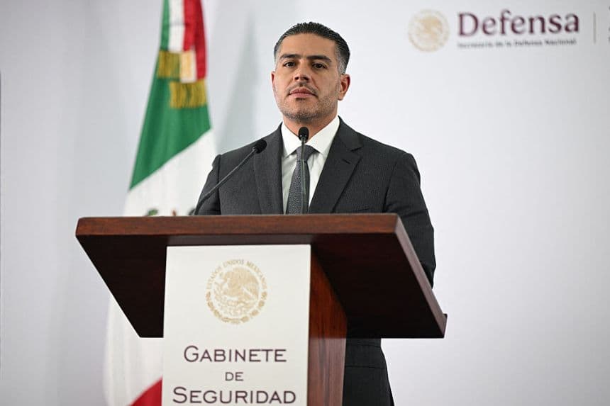 El secretario de Seguridad y Protección Ciudadana de México, Omar García Harfuch, habla durante una conferencia de prensa en el edificio del Gabinete de Seguridad, en la Ciudad de México, el 23 de julio de 2025. (YURI CORTEZ/AFP vía Getty Images)