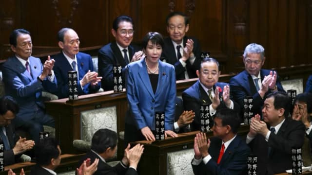 La presidenta del Partido Liberal Democrático (PLD), Sanae Takaichi, se pone de pie para agradecer los aplausos tras ser elegida nueva primera ministra de Japón durante una sesión extraordinaria de la Cámara Baja del Parlamento en Tokio el 21 de octubre de 2025. (Philip Fong/AFP a través de Getty Images)