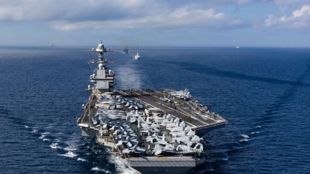 El portaaviones más grande del mundo, el USS Gerald R. Ford (CVN 78), en el estrecho de Gibraltar el 1 de octubre de 2025. (Marinera aprendiz Alyssa Joy/Marina de los Estados Unidos)