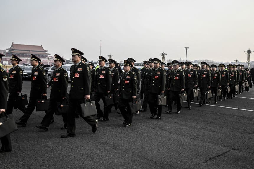 Delegados militares llegan a la sesión inaugural de la Asamblea Popular Nacional (APN) en el Gran Salón del Pueblo en Pekín el 5 de marzo de 2025. (Wang Zhao/AFP vía Getty Images).