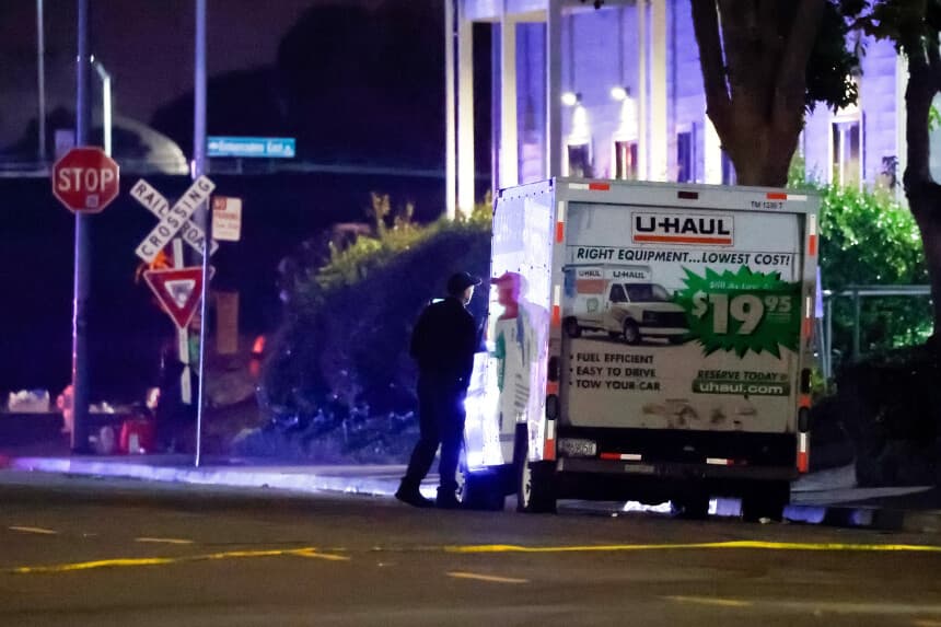 Un oficial de policía investiga un camión de U-Haul que se vio involucrado en un incidente fuera de Coast Guard Island Alameda, en Oakland California, el 23 de octubre de 2025. (Justin Sullivan/Getty Images).
