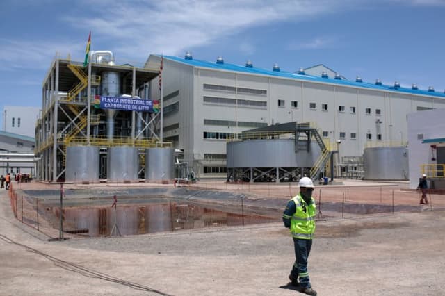 Un trabajador camina frente a la planta de carbonato de litio durante la inauguración de la planta de carbonato de litio dependiente del Ministerio de Hidrocarburos y Energía de Bolivia en el Complejo Industrial YLB el 15 de diciembre de 2023 en Potosí, Bolivia. (Gaston Brito Miserocchi/Getty Images)