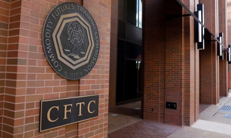Un cartel afuera de la Comisión de Comercio de Futuros de Productos Básicos de Estados Unidos (CFTC), en Washington, el 30 de agosto de 2020. (Andrew Kelly/Reuters)