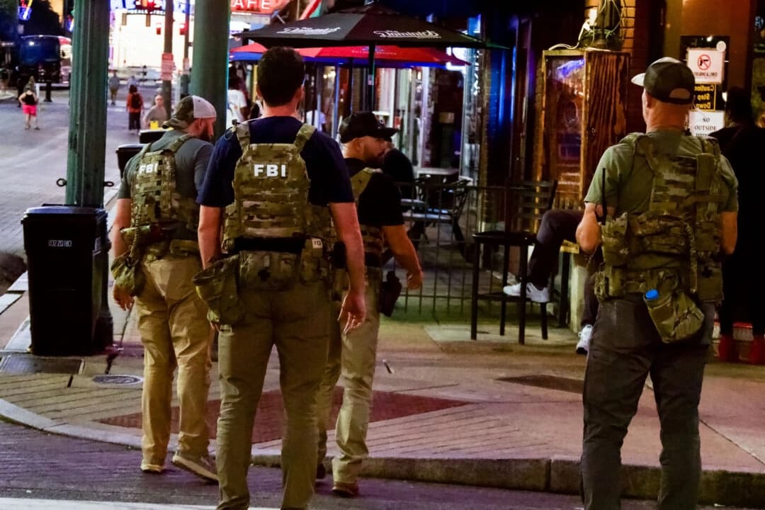 Agentes del FBI patrullan Beale Street en Memphis, Tennessee, el 5 de octubre de 2025. (Travis Gillmore/The Epoch Times)