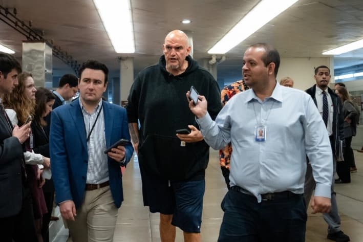 El senador John Fetterman (D-Pa.) habla con la prensa en Washington, el 9 de octubre de 2025. (Madalina Kilroy/The Epoch Times)