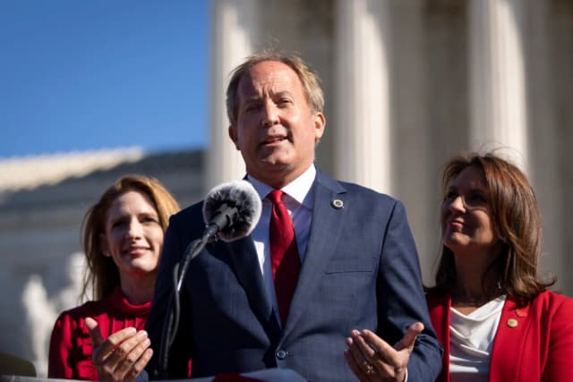 El fiscal general de Texas, Ken Paxton, habla frente al Tribunal Supremo de los Estados Unidos en Washington el 1 de noviembre de 2021. (Drew Angerer/Getty Images)