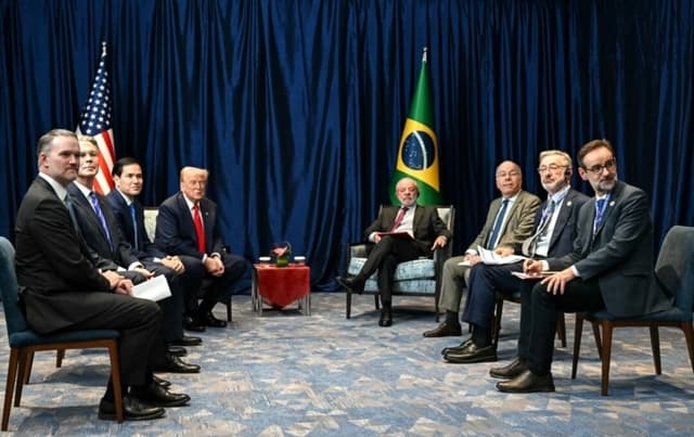 El presidente de Brasil, Luiz Inácio Lula da Silva (centro, derecha), se reúne con el presidente de Estados Unidos, Donald Trump (centro, izquierda), en el marco de la 47.° cumbre de la Asociación de Naciones del Sudeste Asiático (ASEAN), en Kuala Lumpur, Malasia, el 26 de octubre de 2025. (Andrew Caballero-Reynolds/AFP vía Getty Images)