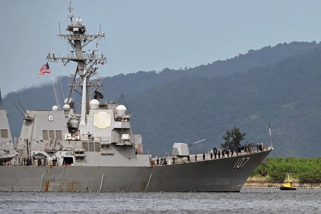 El destructor USS Gravely se prepara para atracar para realizar ejercicios militares en Puerto España, Trinidad y Tobago, el 26 de octubre de 2025. (Robert Taylor/AP Photo)