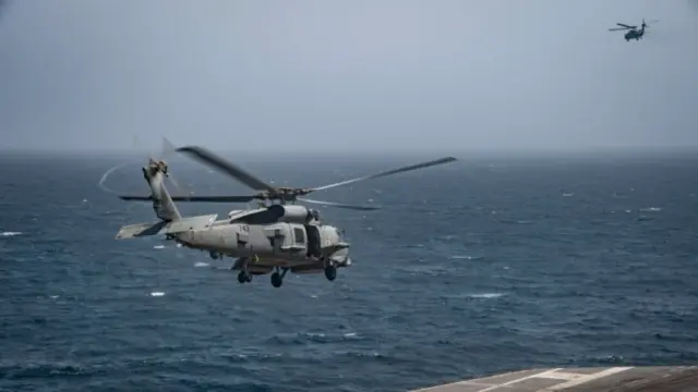 Un MH-60R Sea Hawk, asignado al Escuadrón de Ataque Marítimo de Helicópteros (HSM) 73, despega de la cubierta de vuelo del portaaviones de clase Nimitz USS Nimitz (CVN 68) durante las operaciones de vuelo en el área de responsabilidad del Comando Central de los EE. UU. el 10 de julio de 2025. (Foto oficial de la Marina de los EE. UU.)