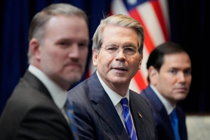 El secretario del Tesoro de Estados Unidos, Scott Bessent (centro), reacciona durante una reunión entre el presidente estadounidense Donald Trump y el presidente de Brasil, Luiz Inácio Lula da Silva, en el marco de la Cumbre de la ASEAN en Kuala Lumpur, Malasia, el 26 de octubre de 2025. (Mark Schiefelbein/AP Photo)