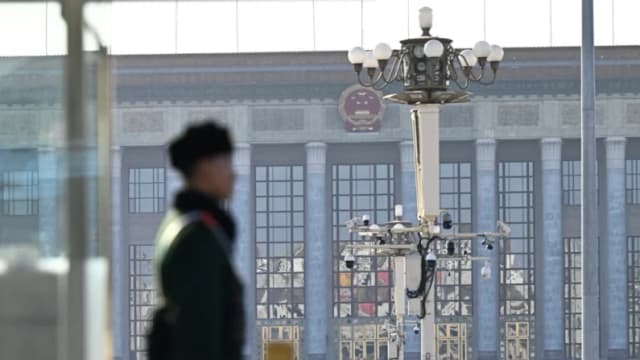 Un policía paramilitar chino monta guardia frente al Gran Salón del Pueblo en Beijing el 26 de febrero de 2025. (Pedro Pardo/AFP vía Getty Images)