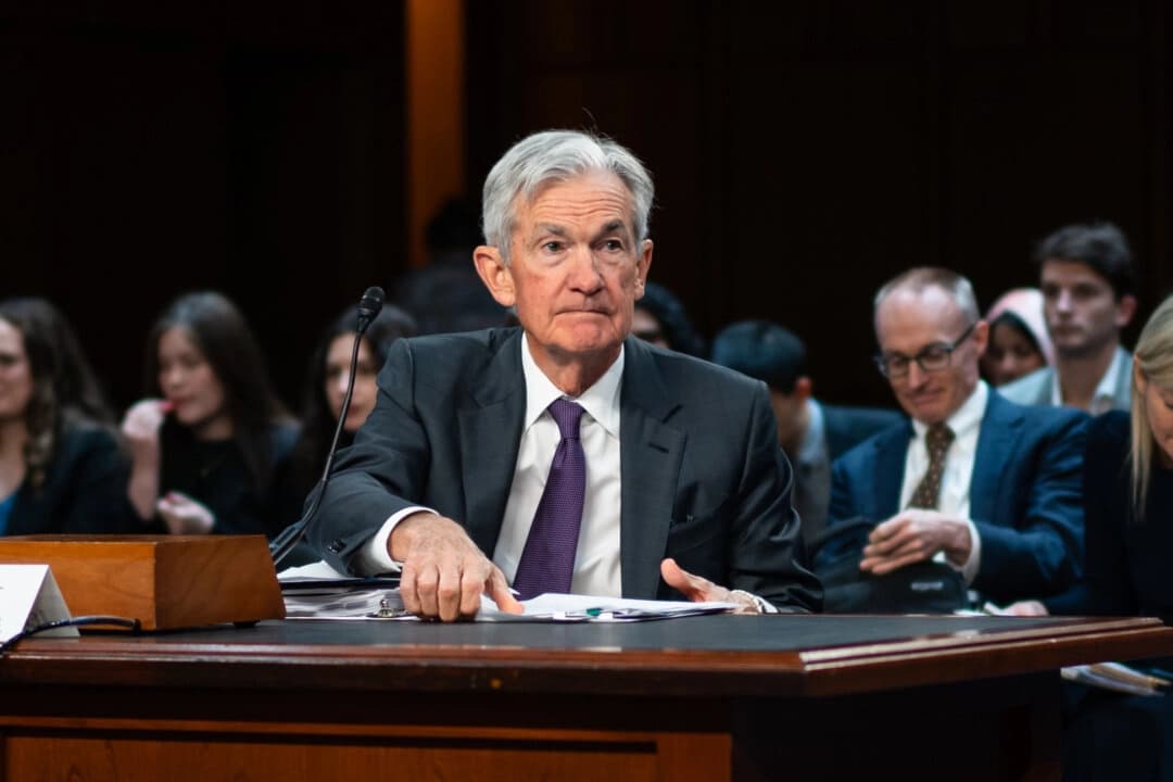 El presidente de la Reserva Federal, Jerome Powell, tras testificar ante el Comité Senatorial de Banca, Vivienda y Asuntos Urbanos en el Capitolio, Washington, el 11 de febrero de 2025. (Madalina Vasiliu/The Epoch Times)