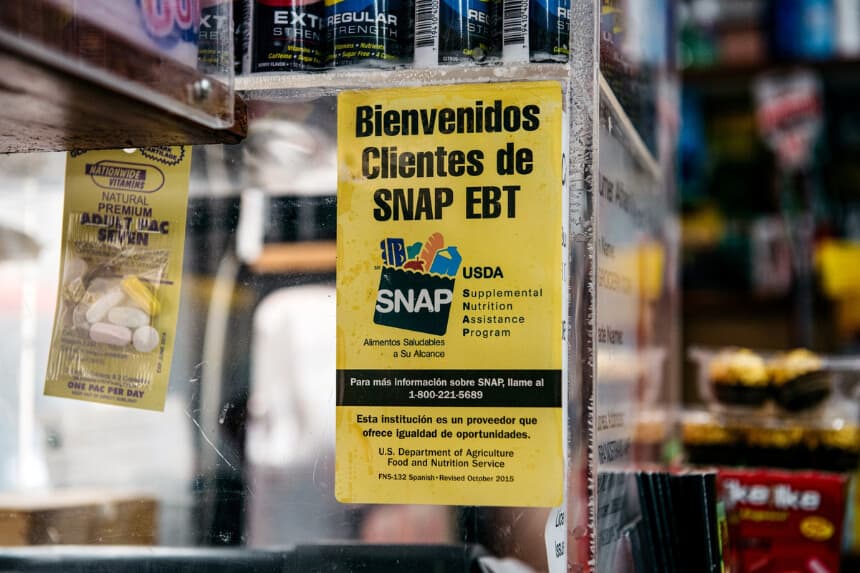 Un cartel en una tienda de comestibles en el distrito neoyorquino de Brooklyn el 5 de diciembre de 2019. (Scott Heins/Getty Images).