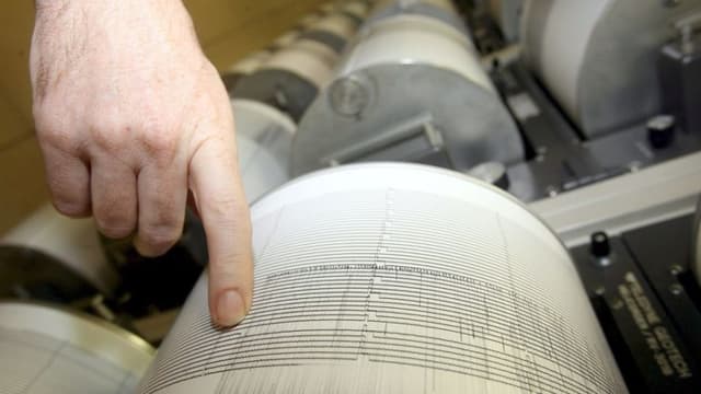 Imagen de archivo de un geólogo siguiendo a través de un sismógrafo la evolución de un terremoto. (EFE/Claudio Peri)