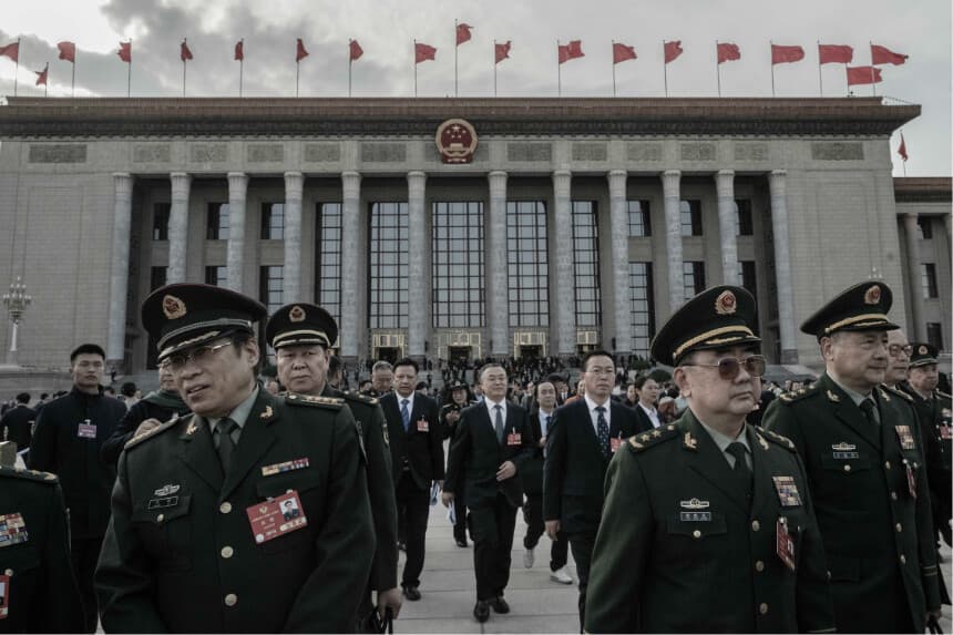 Oficiales militares y otros delegados abandonan la sesión inaugural de la CCPPC en el Gran Salón del Pueblo el 4 de marzo de 2025 en Beijing, China. (Kevin Frayer/Getty Images).