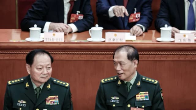 (De izquierda a derecha) El vicepresidente de la Comisión Militar Central, Zhang Youxia, y He Weidong asisten a la quinta sesión plenaria de la Asamblea Popular Nacional en Beijing, China, el 12 de marzo de 2023. (Lintao Zhang/Getty Images).