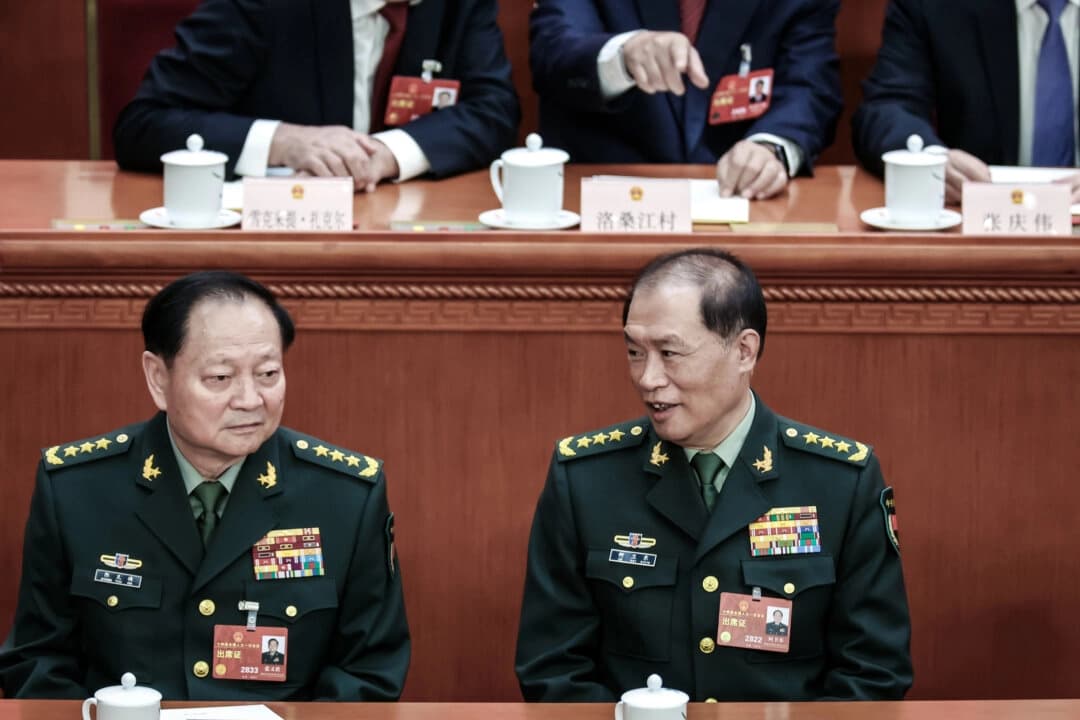 (De izquierda a derecha) El vicepresidente de la Comisión Militar Central, Zhang Youxia, y He Weidong asisten a la quinta sesión plenaria de la Asamblea Popular Nacional en Beijing, China, el 12 de marzo de 2023. (Lintao Zhang/Getty Images).