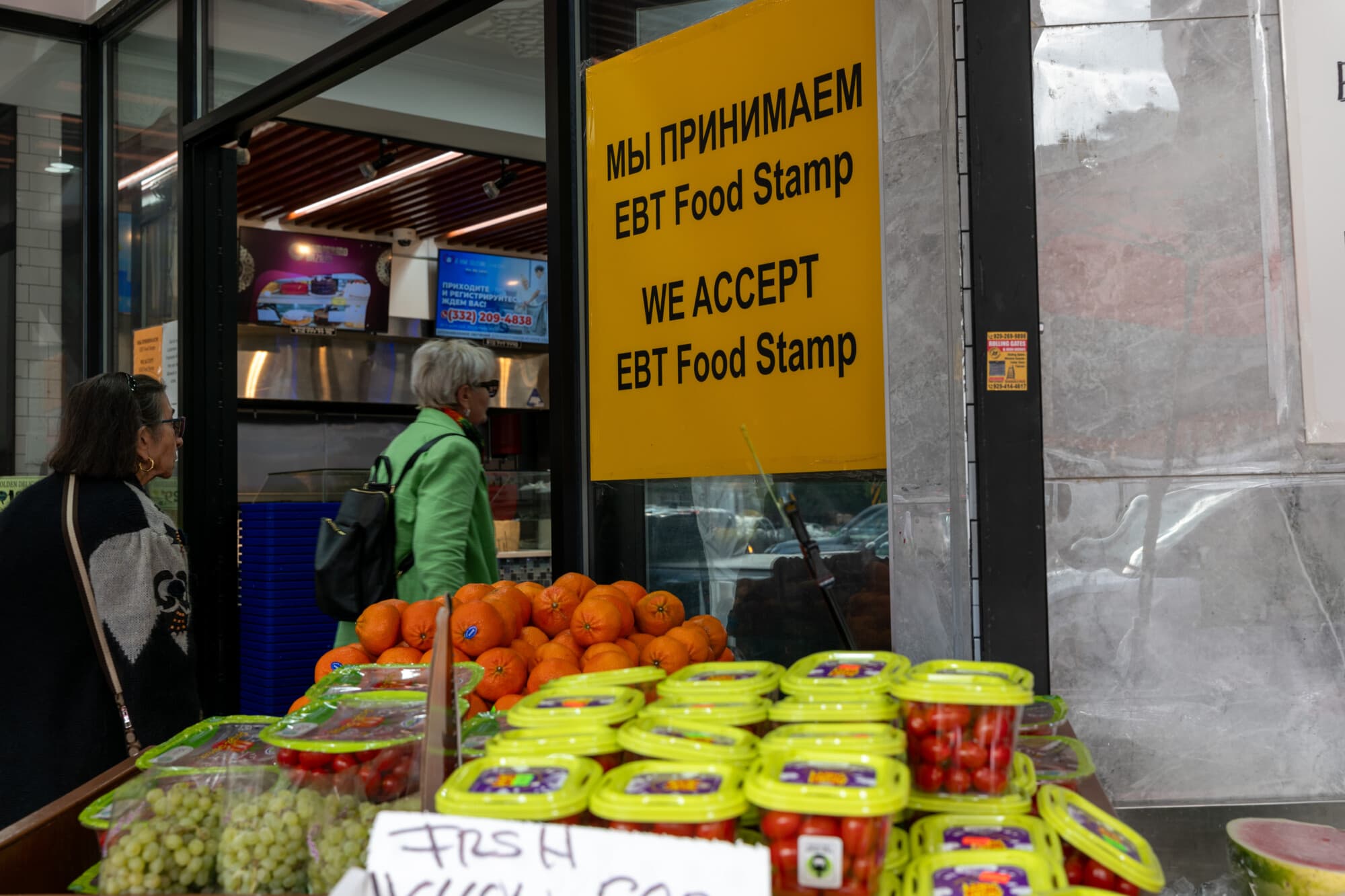 Personas comprando alimentos en una tienda que acepta cupones de alimentos en la ciudad de Nueva York, en una fotografía de archivo sin fecha. (Spencer Platt/Getty Images)