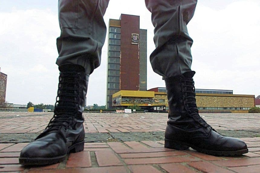 Un policía custodia el frente del edificio de rectoría en las instalaciones de la Universidad Nacional Autónoma de México (UNAM), en Ciudad de Mexico. (JORGE SILVA/AFP via Getty Images)