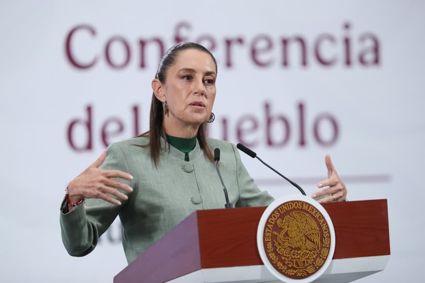 La presidenta de México, Claudia Sheinbaum, habla durante una rueda de prensa este martes, en el Palacio Nacional en la Ciudad de México, México. (EFE/Mario Guzmán)
