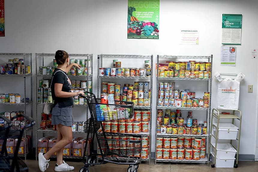 Ester Peña compra en el banco de alimentos Feeding South Florida el 27 de octubre de 2025 en Pembroke Park, Florida. (Joe Raedle/Getty Images)