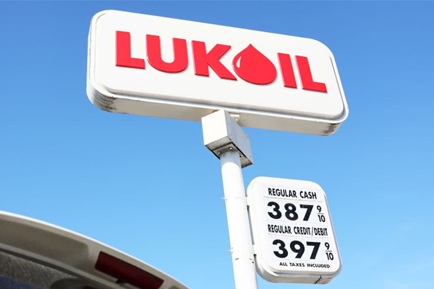 Se ve un letrero de la gasolinera Lukoil el 4 de marzo de 2022 en el barrio de Canarsie, en Brooklyn, Nueva York. (Michael M. Santiago/Getty Images)