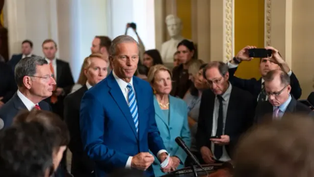 El líder de la mayoría republicana en el Senado, John Thune (R-S.D.), acompañado por otros senadores republicanos, habla durante el decimoquinto día del cierre del gobierno en una rueda de prensa en el Capitolio, en Washington, el 15 de octubre de 2025. (Madalina Kilroy/The Epoch Times).