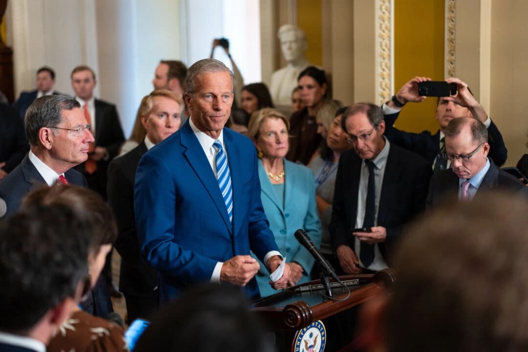 El líder de la mayoría republicana en el Senado, John Thune (R-S.D.), acompañado por otros senadores republicanos, habla durante el decimoquinto día del cierre del gobierno en una rueda de prensa en el Capitolio, en Washington, el 15 de octubre de 2025. (Madalina Kilroy/The Epoch Times).