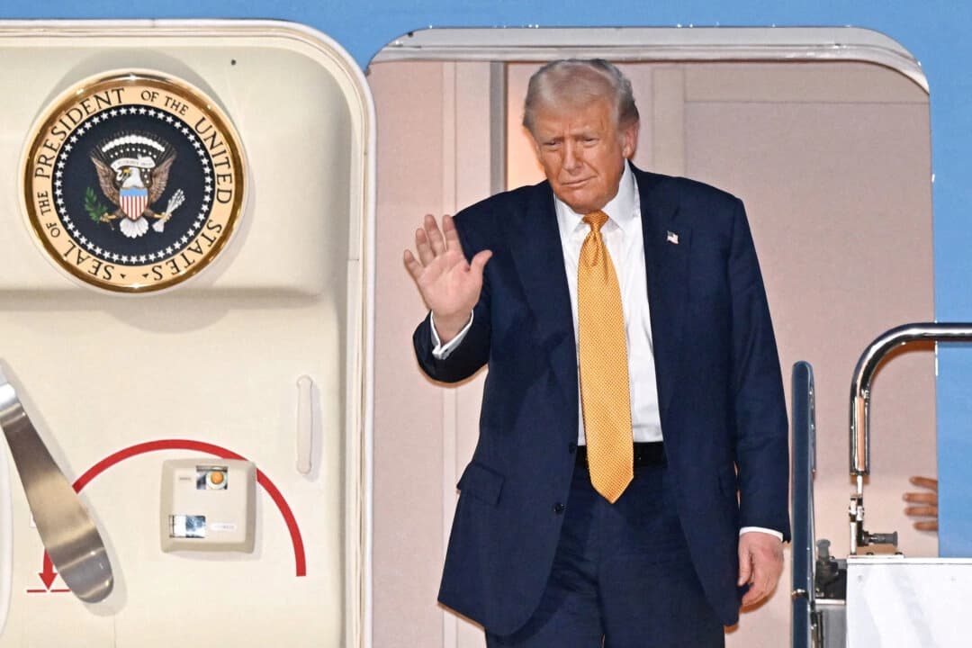 El presidente Donald Trump saluda a su llegada al aeropuerto de Haneda, en Tokio, el 27 de octubre de 2025. (Kyodo/vía Reuters)