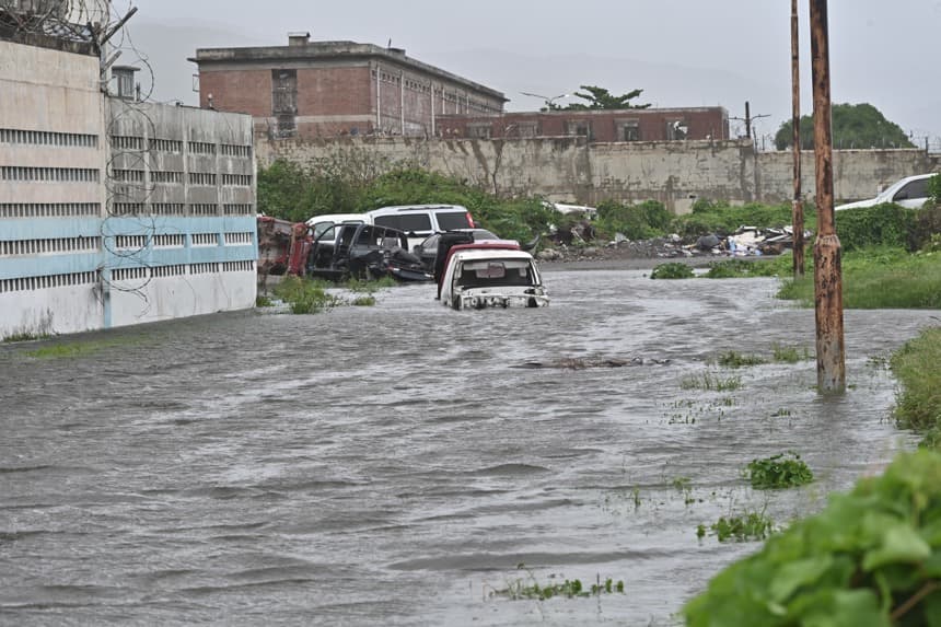 Fotografía de una calle inundada tras el paso del huracán Melissa este martes, en Kingston, Jamaica. (EFE/Rudolph Brown)