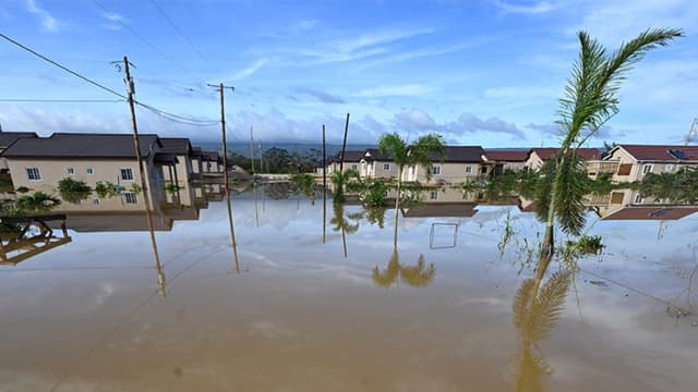 Se observan viviendas inundadas tras el paso del huracán Melissa en el barrio de Howard Acres, en St. Elizabeth (Jamaica), el 29 de octubre de 2025. (RICARDO MAKYN/AFP vía Getty Images)