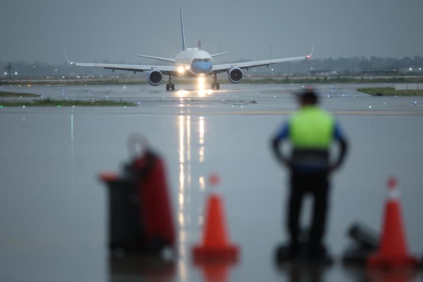 Avión aterrizando en el Aeropuerto Internacional Felipe Ángeles (AIFA) en el Estado de México. (Hector Vivas/Getty Images)