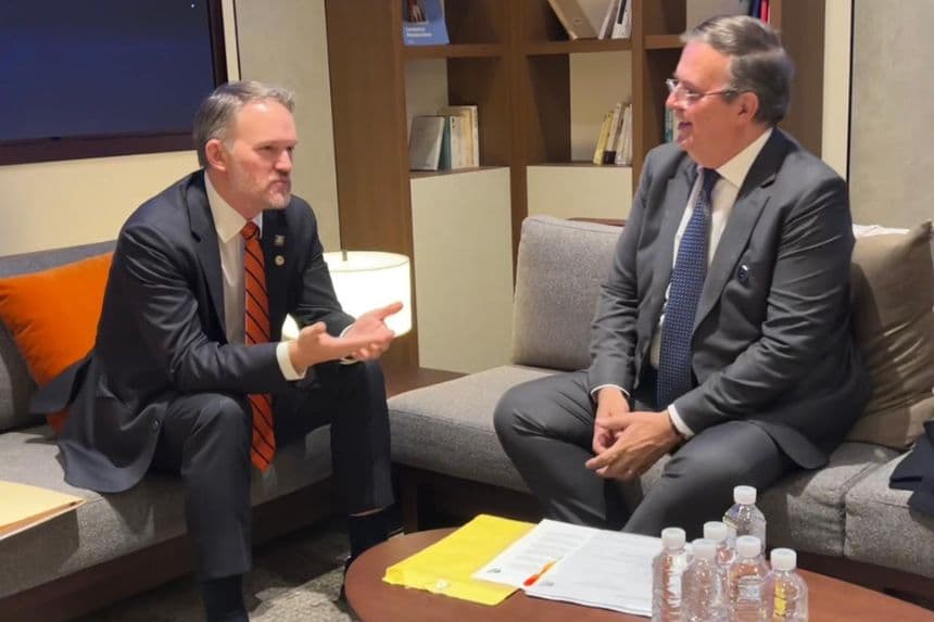 (Izq.-Dcha.) El representante comercial de EE. UU. Jamieson Greer se reúne con el Secretario de Economía, Marcelo Ebrard, para continuar las conversaciones bilaterales sobre el aplazamiento de aranceles a México, en el marco de la Cumbre del Foro de Cooperación Económica Asia Pacífico (APEC) en Gyeonju, Corea del Sur, el 29 de octubre de 2025.(Crédito: Gobierno de México)